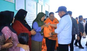 Gubernur Sumatera Selatan (Sumsel), Dr. H. Herman Deru meninjau langsung warga korban kebakaran di lokasi kebakaran sumur minyak masyarakat di area Hak Guna Usaha (HGU) PT Hindoli, Desa Tanjung Dalam, Kecamatan Keluang, Kabupaten Musi Banyuasin (Muba), Jumat (3/4/2026) siang. Foto: Humas Pemprov Sumsel.