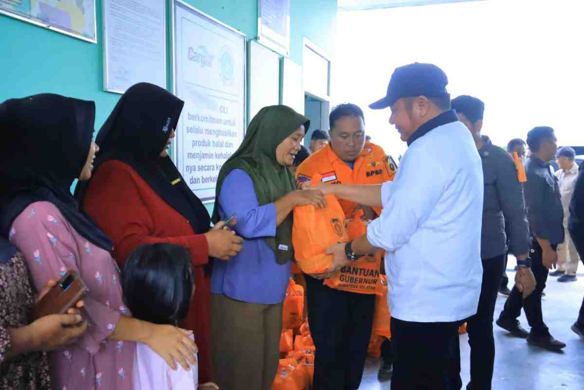 Gubernur Sumatera Selatan (Sumsel), Dr. H. Herman Deru meninjau langsung warga korban kebakaran di lokasi kebakaran sumur minyak masyarakat di area Hak Guna Usaha (HGU) PT Hindoli, Desa Tanjung Dalam, Kecamatan Keluang, Kabupaten Musi Banyuasin (Muba), Jumat (3/4/2026) siang. Foto: Humas Pemprov Sumsel.