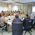 Wali Kota Ratu Dewa memimpin rapat lanjutan persiapan kunjungan Menteri Perumahan dan Kawasan Permukiman (PKP) RI ke Kota Palembang, yang digelar di Kantor Bappeda Litbang, Selasa (31/3/2026). Foto: Kominfo Palembang.