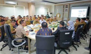 Wali Kota Ratu Dewa memimpin rapat lanjutan persiapan kunjungan Menteri Perumahan dan Kawasan Permukiman (PKP) RI ke Kota Palembang, yang digelar di Kantor Bappeda Litbang, Selasa (31/3/2026). Foto: Kominfo Palembang.