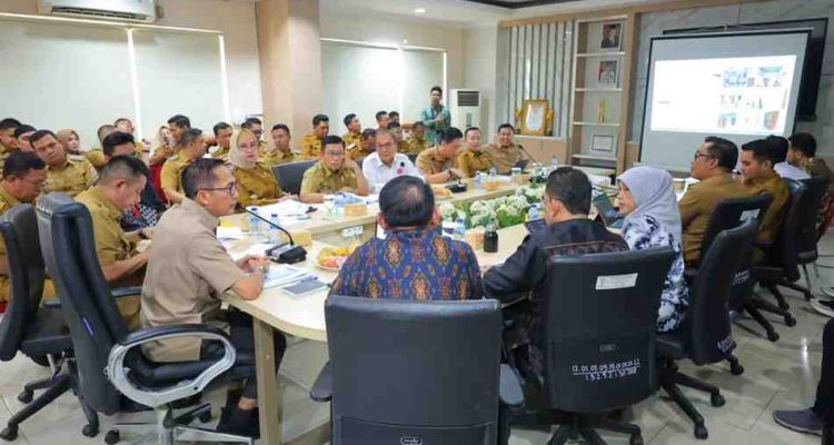 Wali Kota Ratu Dewa memimpin rapat lanjutan persiapan kunjungan Menteri Perumahan dan Kawasan Permukiman (PKP) RI ke Kota Palembang, yang digelar di Kantor Bappeda Litbang, Selasa (31/3/2026). Foto: Kominfo Palembang.