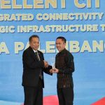 Wali Kota Palembang, Ratu Dewa yang dinobatkan menerima penghargaan bergengsi dari Menteri Koperasi dalam ajang National Governance Award 2026 bertema Sinergi Nusantara untuk Indonesia Emas, Jumat (24/4/2026) malam. Foto: Kominfo Palembang.