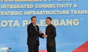 Wali Kota Palembang, Ratu Dewa yang dinobatkan menerima penghargaan bergengsi dari Menteri Koperasi dalam ajang National Governance Award 2026 bertema Sinergi Nusantara untuk Indonesia Emas, Jumat (24/4/2026) malam. Foto: Kominfo Palembang.