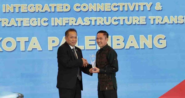 Wali Kota Palembang, Ratu Dewa yang dinobatkan menerima penghargaan bergengsi dari Menteri Koperasi dalam ajang National Governance Award 2026 bertema Sinergi Nusantara untuk Indonesia Emas, Jumat (24/4/2026) malam. Foto: Kominfo Palembang.