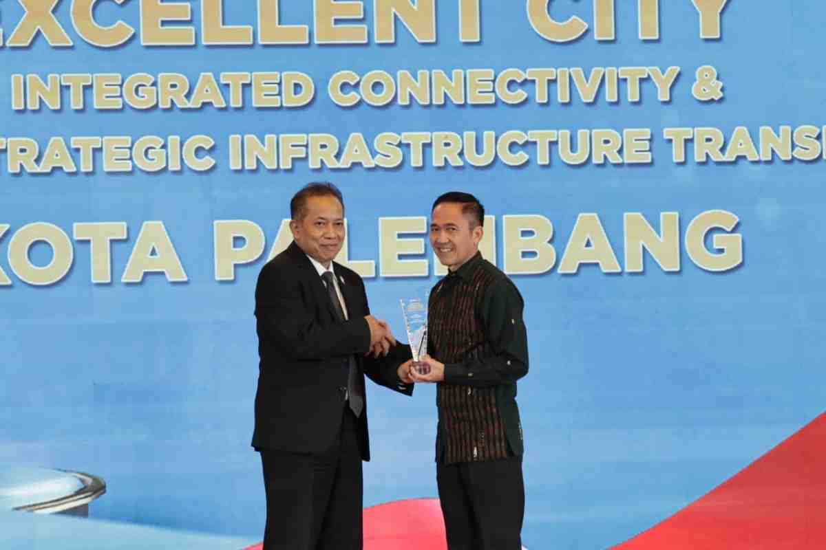 Wali Kota Palembang, Ratu Dewa yang dinobatkan menerima penghargaan bergengsi dari Menteri Koperasi dalam ajang National Governance Award 2026 bertema Sinergi Nusantara untuk Indonesia Emas, Jumat (24/4/2026) malam. Foto: Kominfo Palembang.