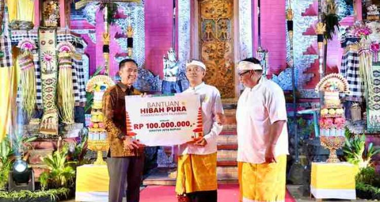 Bersama Gubernur Sumsel, Herman Deru, Kapolda Sumsel, Irjen Sandi Nugroho serta Kepala Kejaksaan Tinggi Sumsel, Dr Ketut Sumedana, Walikota Palembang, Ratu Dewa hadiri perayaan Dharma Santi Hari Suci Nyepi Tilem Kesanga Tahun 2026 yang digelar di Pura Agung Sriwijaya. Foto: Kominfo Palembang.