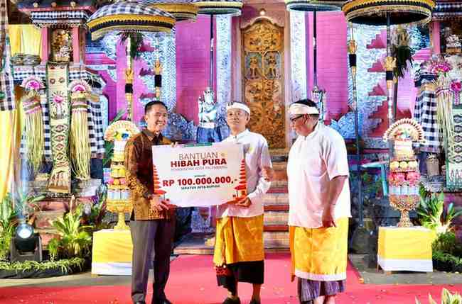 Bersama Gubernur Sumsel, Herman Deru, Kapolda Sumsel, Irjen Sandi Nugroho serta Kepala Kejaksaan Tinggi Sumsel, Dr Ketut Sumedana, Walikota Palembang, Ratu Dewa hadiri perayaan Dharma Santi Hari Suci Nyepi Tilem Kesanga Tahun 2026 yang digelar di Pura Agung Sriwijaya. Foto: Kominfo Palembang.