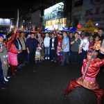 Gubernur Sumsel, Herman Deru disuguhkan tarina tardisional pada pembukaan Caar Free Night Atmo Palembang, Sabtu (18/4/2026) malam. Foto: Humas Pemprov Sumsel.