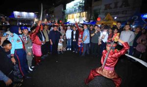 Gubernur Sumsel, Herman Deru disuguhkan tarina tardisional pada pembukaan Caar Free Night Atmo Palembang, Sabtu (18/4/2026) malam. Foto: Humas Pemprov Sumsel.