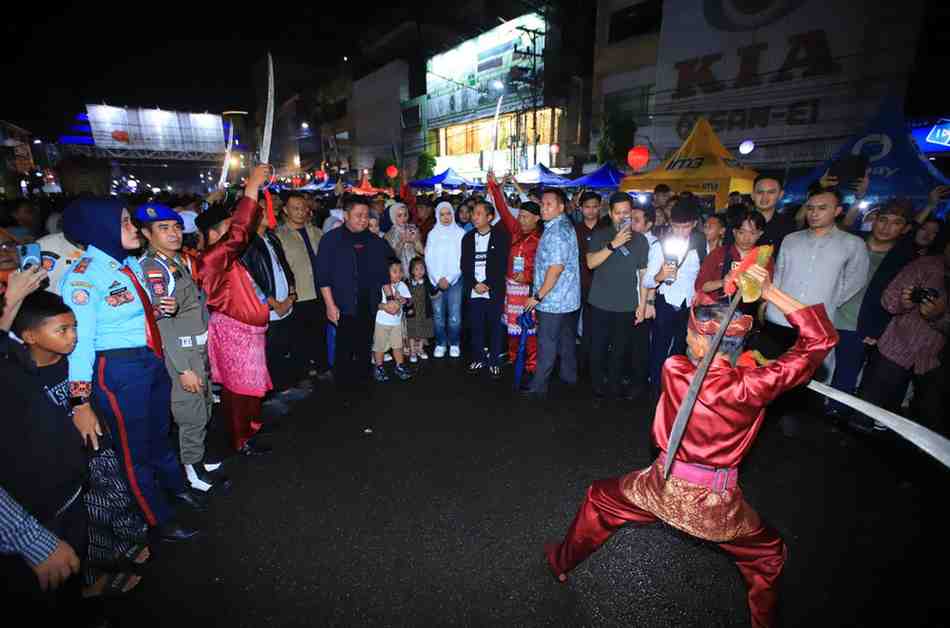 Gubernur Sumsel, Herman Deru disuguhkan tarina tardisional pada pembukaan Caar Free Night Atmo Palembang, Sabtu (18/4/2026) malam. Foto: Humas Pemprov Sumsel.