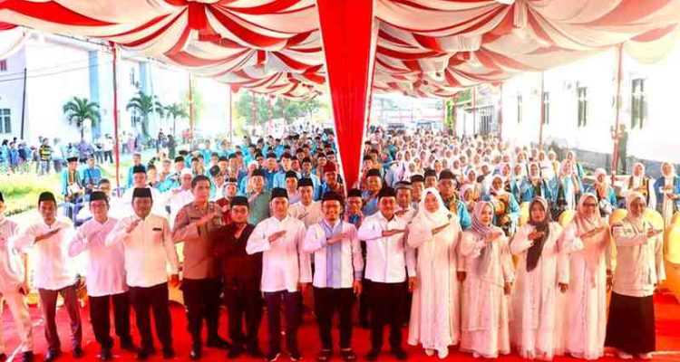 Sebanyak ratusan calon jamaah haji asal Kabupaten Musi Banyuasin secara resmi dilepas keberangkatannya oleh Wakil Bupati Muba Abrur Rohman Husen. Pelepasan Jamaah Calon Haji Asal Kabupaten Muba Tahun 1447 H / 2026 M digelar di Hotel Gambo, Sekayu, Minggu (26/4/2026). Foto: Kominfo MUba.