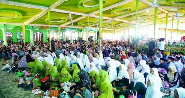 Bupati Musi Banyuasin (Muba), HM Toha Tohet, SH menghadiri prosesi Haflah Akhirussanah dan Khatmil Qur’an santri Pondok Pesantren Al-Hikmah di Desa Cinta Karya, Kecamatan Plakat Tinggi, Minggu (12/04/2026). Foto: Kominfo Muba.