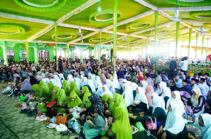 Bupati Musi Banyuasin (Muba), HM Toha Tohet, SH menghadiri prosesi Haflah Akhirussanah dan Khatmil Qur’an santri Pondok Pesantren Al-Hikmah di Desa Cinta Karya, Kecamatan Plakat Tinggi, Minggu (12/04/2026). Foto: Kominfo Muba.