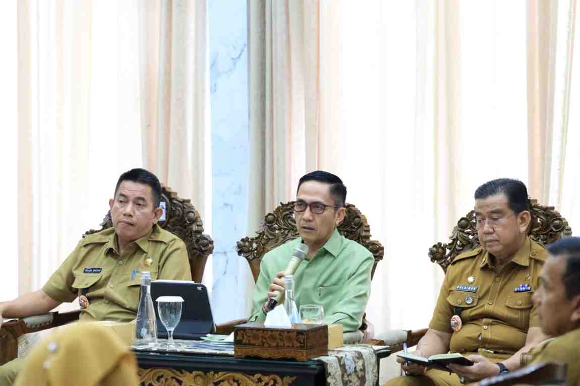 Wali Kota Palembang Ratu Dewa memimpin langsung Rapat Kesiapsiagaan Kebakaran Hutan dan Lahan (Karhutla) di Rumah Dinas Wali Kota, Selasa (21/4) pagi. Foto: Kominfo Palembang.