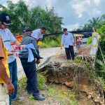 Kondisi Jembatan SP4 Kecamatan Plakat Tinggi, yang ditinjau Bupati Muba, HM Toha. Foto: Kominfo Muba.