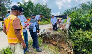 Kondisi Jembatan SP4 Kecamatan Plakat Tinggi, yang ditinjau Bupati Muba, HM Toha. Foto: Kominfo Muba.