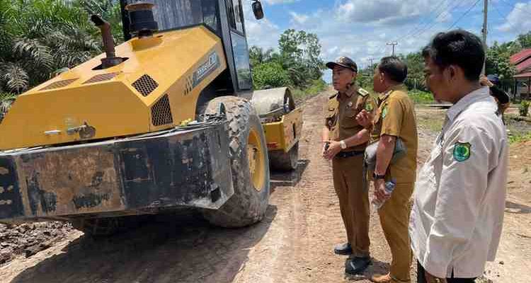 Jajaran Kecamatan Bayung Lencir bersama perangkat Desa Mendis Jaya dan pihak perusahaan setempat bergerak cepat melakukan gotong royong membangun dan memperbaiki jalan di Dusun 5, Desa Mendis Jaya. Foto: Kominfo Muba.