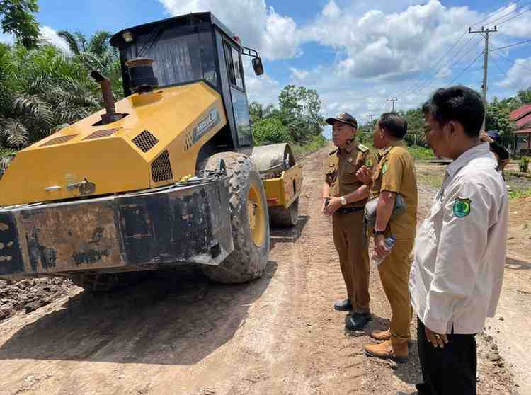 Jajaran Kecamatan Bayung Lencir bersama perangkat Desa Mendis Jaya dan pihak perusahaan setempat bergerak cepat melakukan gotong royong membangun dan memperbaiki jalan di Dusun 5, Desa Mendis Jaya. Foto: Kominfo Muba.