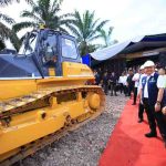 Gubernur Sumatera Selatan, Dr. H. Herman Deru melakukan groundbreaking pembangunan jalan hauling batubara milik PT Bhumi Sriwijaya Perdana Coal (BSPC) di Desa Beji Mulyo, Kecamatan Tungkal Jaya dan Desa Mangsang, Kecamatan Bayung Lencir, Kabupaten Musi Banyuasin, Rabu (15/4/2026) siang. Foto: Humas Pemprov Sumsel.
