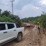 Pemerintah Kecamatan Jirak Jaya bergerak sigap dengan menggandeng pihak swasta untuk melakukan penanganan darurat. Kolaborasi dengan PT Medco Energy menjadi langkah strategis guna mempercepat perbaikan, sekaligus memastikan akses masyarakat segera kembali normal. Foto: Kominfo Muba.