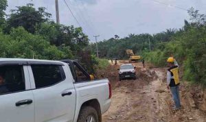 Pemerintah Kecamatan Jirak Jaya bergerak sigap dengan menggandeng pihak swasta untuk melakukan penanganan darurat. Kolaborasi dengan PT Medco Energy menjadi langkah strategis guna mempercepat perbaikan, sekaligus memastikan akses masyarakat segera kembali normal. Foto: Kominfo Muba.