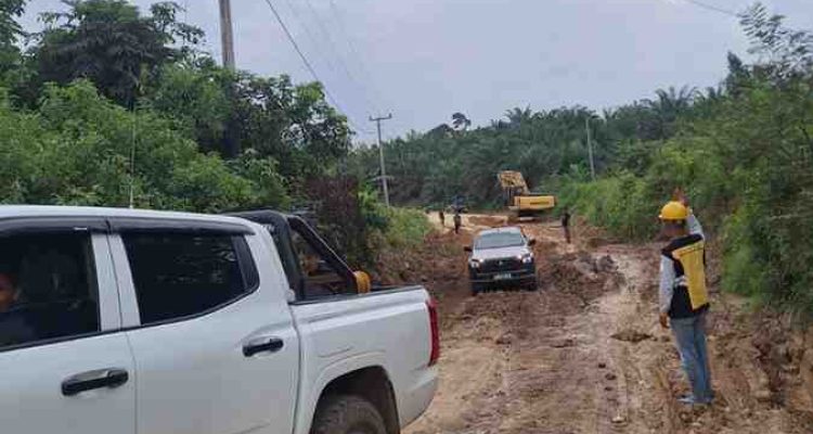 Pemerintah Kecamatan Jirak Jaya bergerak sigap dengan menggandeng pihak swasta untuk melakukan penanganan darurat. Kolaborasi dengan PT Medco Energy menjadi langkah strategis guna mempercepat perbaikan, sekaligus memastikan akses masyarakat segera kembali normal. Foto: Kominfo Muba.