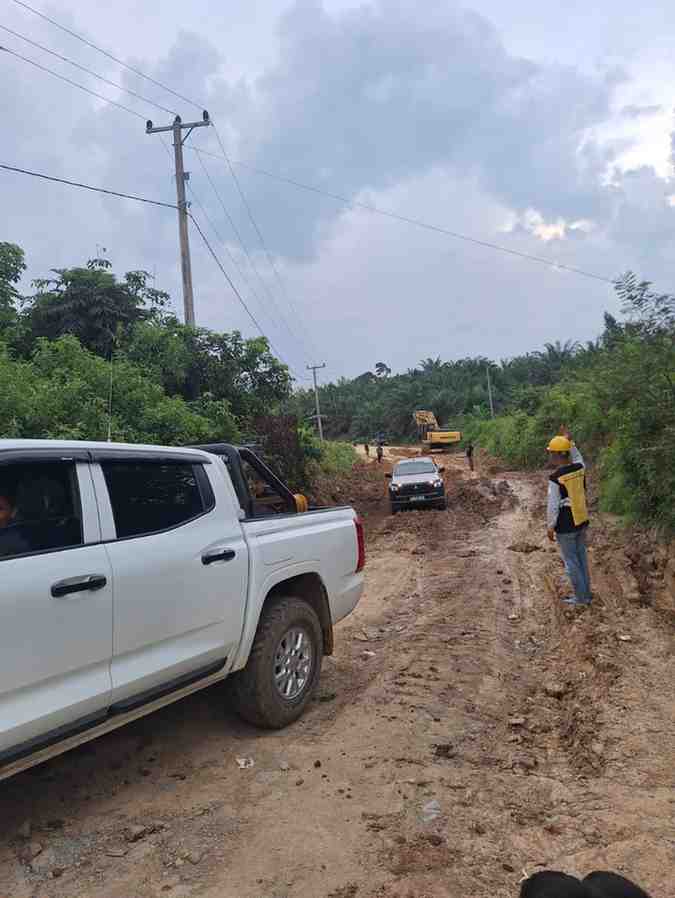 Pemerintah Kecamatan Jirak Jaya bergerak sigap dengan menggandeng pihak swasta untuk melakukan penanganan darurat. Kolaborasi dengan PT Medco Energy menjadi langkah strategis guna mempercepat perbaikan, sekaligus memastikan akses masyarakat segera kembali normal. Foto: Kominfo Muba.