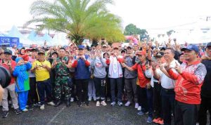 Kebersamaan menyelimuti ribuan warga Kota Palembang dalam gelaran Roadshow Akbar Jalan Sehat 2026 yang berlangsung meriah di Lapangan Graha 66, Kelurahan Pipa Reja, Kecamatan Kemuning, Sabtu (11/4/2026) pagi. Foto: Kominfo Palembang.