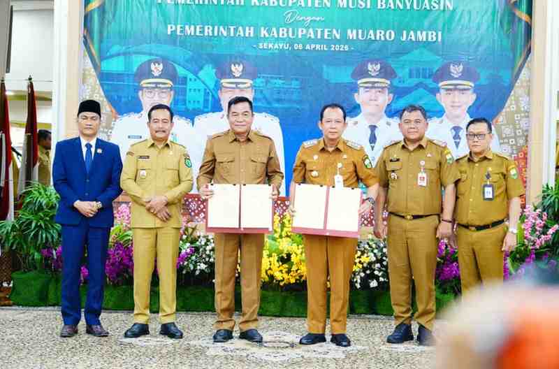Pemerintah Kabupaten Musi Banyuasin (Muba) Provinsi Sumatera Selatan dan Pemerintah Kabupaten Muaro Jambi Provinsi Jambi menandatangani Naskah Kesepakatan Bersama tentang Kerjasama dalam Penyelenggaraan Urusan Pemerintah Daerah, Senin (6/4/2026). Foto: Kominfo Muba.