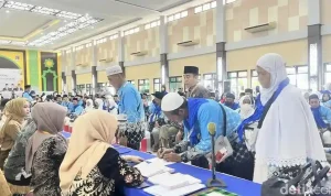 Para calon jemaah ahji asal OKU Timur cek kesehatan sebelum masuk asrama Haji, Palembang, Selasa (21/4/2026). Direncanakan diberangkatkan ke Madina pada Rabu (22/4/2026) pagi di Bandara SMB II. Foto: infonasional.ccom.
