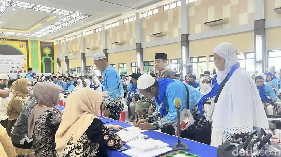 Para calon jemaah ahji asal OKU Timur cek kesehatan sebelum masuk asrama Haji, Palembang, Selasa (21/4/2026). Direncanakan diberangkatkan ke Madina pada Rabu (22/4/2026) pagi di Bandara SMB II. Foto: infonasional.ccom.