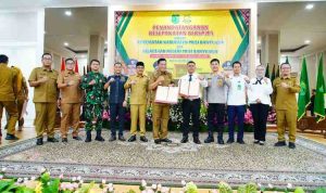 Pemerintah Kabupaten Musi Banyuasin (Pemkab Muba) bersama Kejaksaan Negeri Muba mnandatangani Naskah Kesepakatan Bersama Bidang Perdata dan Tata Usaha Negara. Penandatanganan digelar pada Senin (20/4/2025) di Guest House Griya Bumi Serasan Sekate. Kesepakatan ditandatangani langsung oleh Bupati Musi Banyuasin HM Toha Tohet, SH dan Kepala Kejaksaan Negeri Musi Banyuasin Dr Aka Kurniawan, SH, MH. Foto: Kominfo Muba.