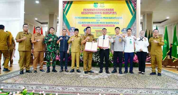 Pemerintah Kabupaten Musi Banyuasin (Pemkab Muba) bersama Kejaksaan Negeri Muba mnandatangani Naskah Kesepakatan Bersama Bidang Perdata dan Tata Usaha Negara. Penandatanganan digelar pada Senin (20/4/2025) di Guest House Griya Bumi Serasan Sekate. Kesepakatan ditandatangani langsung oleh Bupati Musi Banyuasin HM Toha Tohet, SH dan Kepala Kejaksaan Negeri Musi Banyuasin Dr Aka Kurniawan, SH, MH. Foto: Kominfo Muba.