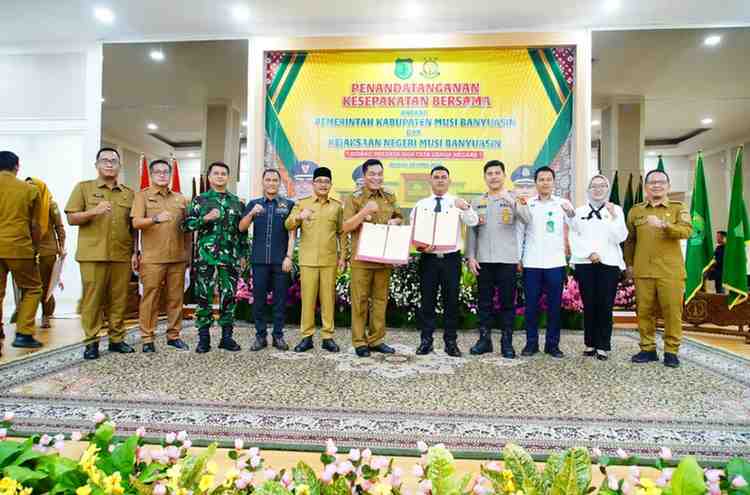 Pemerintah Kabupaten Musi Banyuasin (Pemkab Muba) bersama Kejaksaan Negeri Muba mnandatangani Naskah Kesepakatan Bersama Bidang Perdata dan Tata Usaha Negara. Penandatanganan digelar pada Senin (20/4/2025) di Guest House Griya Bumi Serasan Sekate. Kesepakatan ditandatangani langsung oleh Bupati Musi Banyuasin HM Toha Tohet, SH dan Kepala Kejaksaan Negeri Musi Banyuasin Dr Aka Kurniawan, SH, MH. Foto: Kominfo Muba.