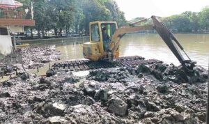 Normalisasi kolam retensi, salah satu cara mencegah banjir di Palembang. Foto: Dok KOminfo Palembang.