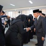 Walikota Palembang, Ratu Dewa memberikan ucapan selamat kepada para Kepsek SD dan SMPN yang baru dilantik, Rabu (1/4/2026). Foto: Kominfo Palembang.