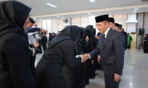 Walikota Palembang, Ratu Dewa memberikan ucapan selamat kepada para Kepsek SD dan SMPN yang baru dilantik, Rabu (1/4/2026). Foto: Kominfo Palembang.