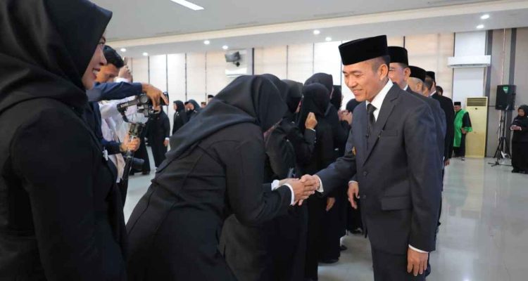 Walikota Palembang, Ratu Dewa memberikan ucapan selamat kepada para Kepsek SD dan SMPN yang baru dilantik, Rabu (1/4/2026). Foto: Kominfo Palembang.