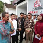 Wali Kota Palembang, Ratu Dewa meninjau langsung pelaksanaan program Koperasi Desa/Kelurahan Merah Putih (KDKMP) di Kelurahan Sialang, Kecamatan Sako, Kamis (9/4/2026)). Peninjauan ini dilakukan dalam rangka mendampingi kunjungan Kepala Staf Kepresidenan. Foto: Kominfo Palembang.