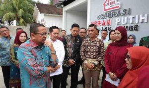 Wali Kota Palembang, Ratu Dewa meninjau langsung pelaksanaan program Koperasi Desa/Kelurahan Merah Putih (KDKMP) di Kelurahan Sialang, Kecamatan Sako, Kamis (9/4/2026)). Peninjauan ini dilakukan dalam rangka mendampingi kunjungan Kepala Staf Kepresidenan. Foto: Kominfo Palembang.