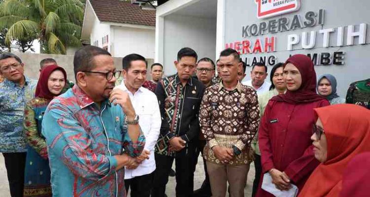 Wali Kota Palembang, Ratu Dewa meninjau langsung pelaksanaan program Koperasi Desa/Kelurahan Merah Putih (KDKMP) di Kelurahan Sialang, Kecamatan Sako, Kamis (9/4/2026)). Peninjauan ini dilakukan dalam rangka mendampingi kunjungan Kepala Staf Kepresidenan. Foto: Kominfo Palembang.