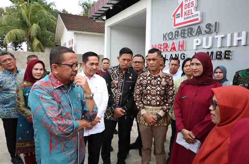 Wali Kota Palembang, Ratu Dewa meninjau langsung pelaksanaan program Koperasi Desa/Kelurahan Merah Putih (KDKMP) di Kelurahan Sialang, Kecamatan Sako, Kamis (9/4/2026)). Peninjauan ini dilakukan dalam rangka mendampingi kunjungan Kepala Staf Kepresidenan. Foto: Kominfo Palembang.