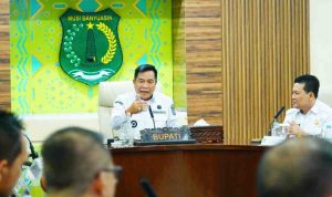 Bupati Muba HM. Toha Tohet, SH saat pimpin Rapat Percepatan Proses Fisik Kegiatan Revitalisasi Jembatan Lalan, Rabu (29/4/2026) di Ruang Rapat Serasan Sekate. Foto: Kominfo Muba.