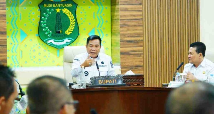 Bupati Muba HM. Toha Tohet, SH saat pimpin Rapat Percepatan Proses Fisik Kegiatan Revitalisasi Jembatan Lalan, Rabu (29/4/2026) di Ruang Rapat Serasan Sekate. Foto: Kominfo Muba.