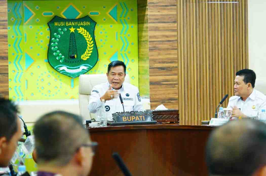 Bupati Muba HM. Toha Tohet, SH saat pimpin Rapat Percepatan Proses Fisik Kegiatan Revitalisasi Jembatan Lalan, Rabu (29/4/2026) di Ruang Rapat Serasan Sekate. Foto: Kominfo Muba.