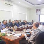 Wakil Bupati Muba Kyai Abdur Rohman Husen memimpin langsung Rapat Evaluasi dan Penyampaian Progres Pelaksanaan Revitalisasi Jembatan P.6 Lalan yang digelar di Kantor Perwakilan Muba di Palembang, Kamis (16/4/2026). Foto: Kominfo Muba.