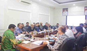 Wakil Bupati Muba Kyai Abdur Rohman Husen memimpin langsung Rapat Evaluasi dan Penyampaian Progres Pelaksanaan Revitalisasi Jembatan P.6 Lalan yang digelar di Kantor Perwakilan Muba di Palembang, Kamis (16/4/2026). Foto: Kominfo Muba.
