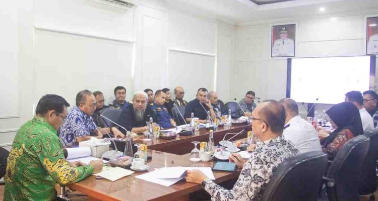 Wakil Bupati Muba Kyai Abdur Rohman Husen memimpin langsung Rapat Evaluasi dan Penyampaian Progres Pelaksanaan Revitalisasi Jembatan P.6 Lalan yang digelar di Kantor Perwakilan Muba di Palembang, Kamis (16/4/2026). Foto: Kominfo Muba.