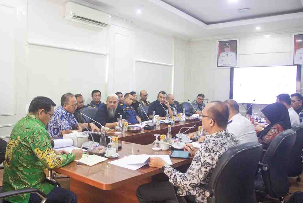Wakil Bupati Muba Kyai Abdur Rohman Husen memimpin langsung Rapat Evaluasi dan Penyampaian Progres Pelaksanaan Revitalisasi Jembatan P.6 Lalan yang digelar di Kantor Perwakilan Muba di Palembang, Kamis (16/4/2026). Foto: Kominfo Muba.