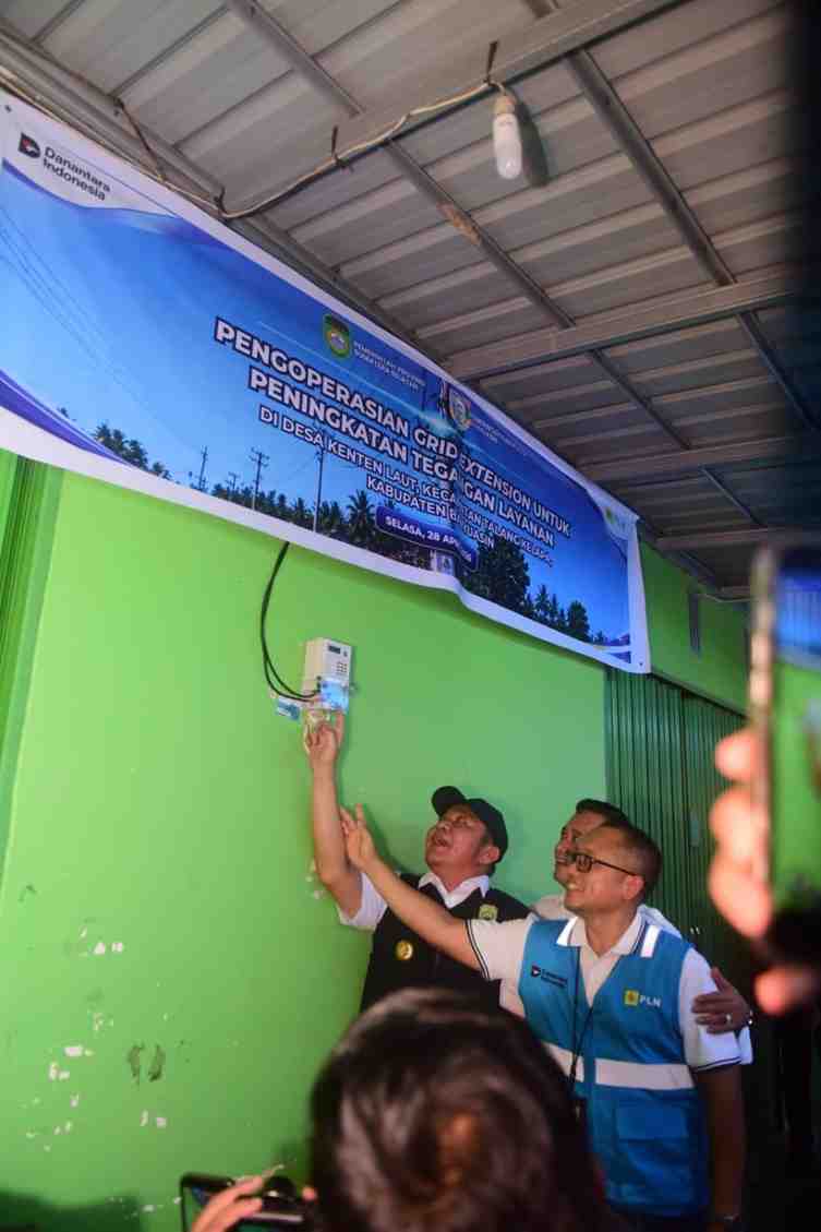 Gubernur Sumatera Selatan (Sumsel), Dr. H. Herman Deru meresmikan pengoperasian grid extension oleh PT PLN (Persero) UID S2JB di Desa Kenten Laut, Kecamatan Talang Kelapa, Kabupaten Banyuasin, Selasa (28/04/2026) Foto: Humas Pemprov Sumsel.